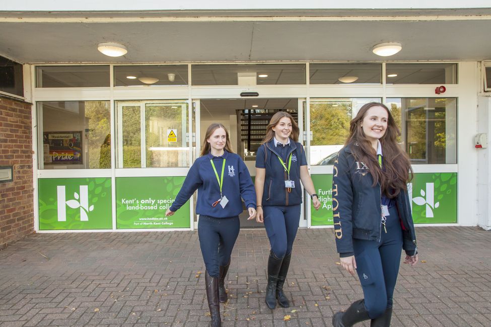 HADLOW_STUDENTS_WALKING